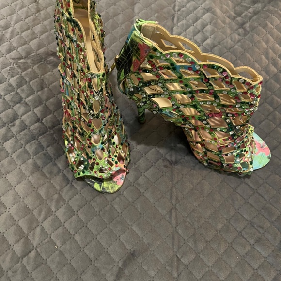 Shoe Craze - Picture 2 of 3